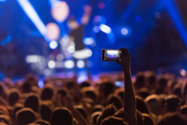 El ile bir akıllı telefon kayıtları canlı müzik festiva