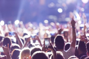 El ile bir akıllı telefon kayıtları canlı müzik festiva
