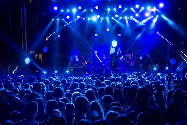 Silhouetten von Konzertbesuchern vor hellen Bühnenlichtern — Stockfoto