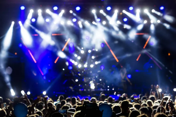Silhouettes de la foule de concert devant les lumières de la scène lumineuse — Photo