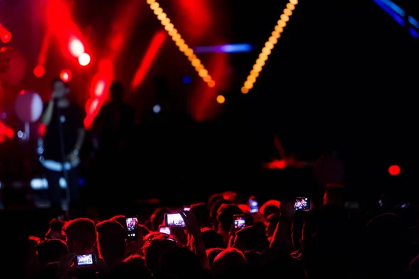 Mano con un smartphone graba música en vivo festiva — Foto de Stock