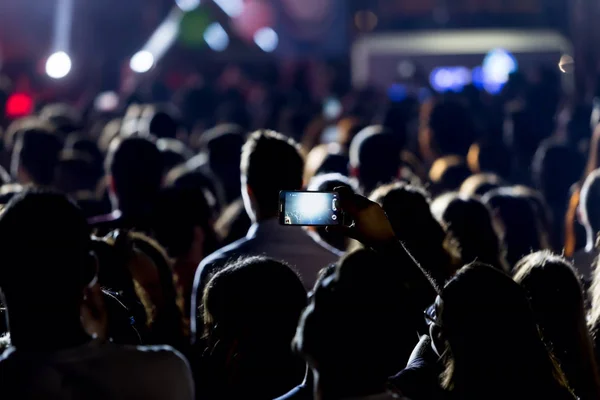 Mano con un smartphone graba música en vivo festiva —  Fotos de Stock