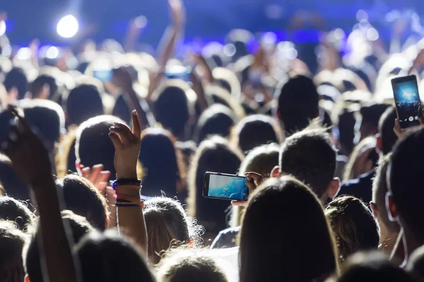 Mano con un smartphone graba música en vivo festiva — Foto de Stock