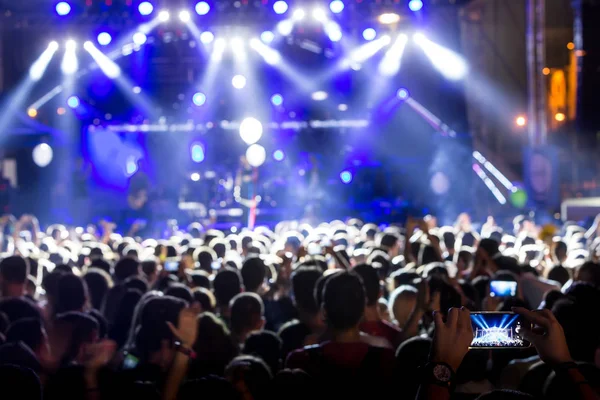 Hand met een smartphone records live muziek festiva — Stockfoto