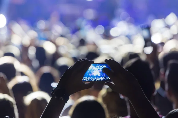 Mano con un smartphone graba música en vivo festiva —  Fotos de Stock