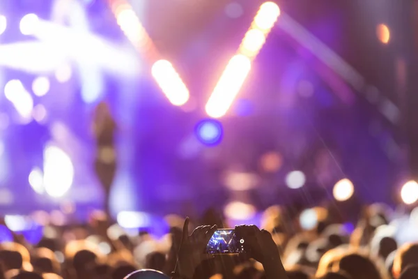 Main avec un smartphone enregistre festiva musique live — Photo