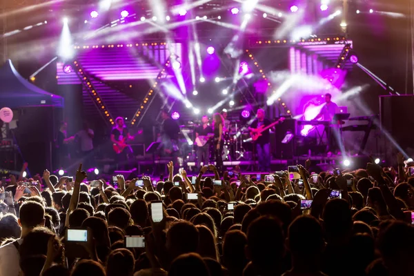 Mano con un smartphone graba música en vivo festiva — Foto de Stock