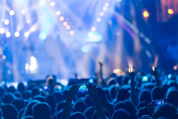 Mano con uno smartphone registra musica dal vivo festiva — Foto Stock