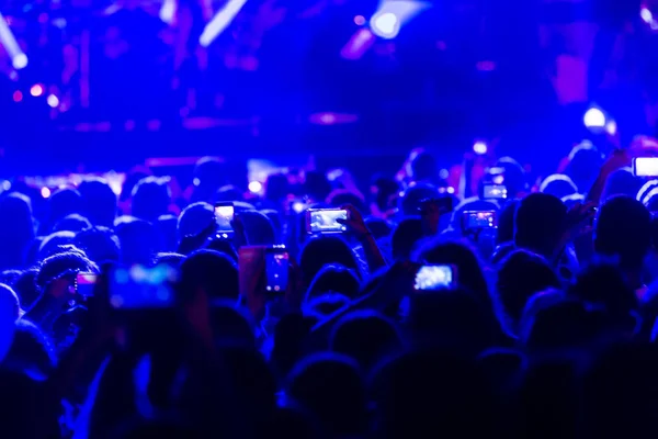 Hand met een smartphone records live muziek festiva — Stockfoto