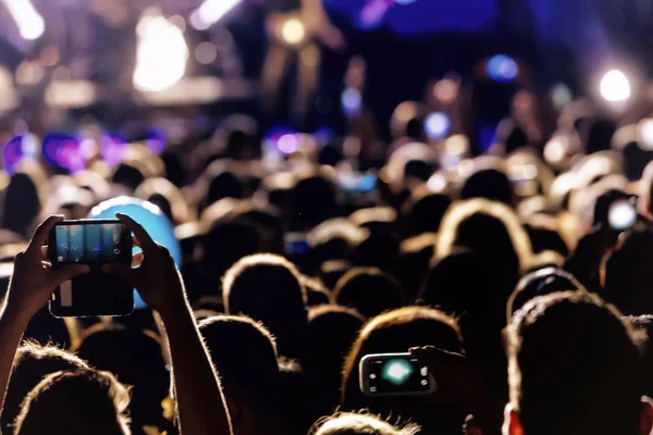 Ręka z festiva z muzyką na żywo rekordy smartphone — Zdjęcie stockowe