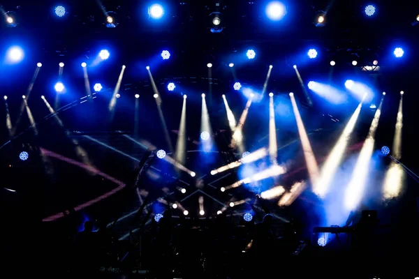 Defocused underhållning konsert belysning på scenen, bokeh — Stockfoto