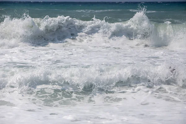 Onde marine in spiaggia.Bellissimo paesaggio marino — Foto Stock