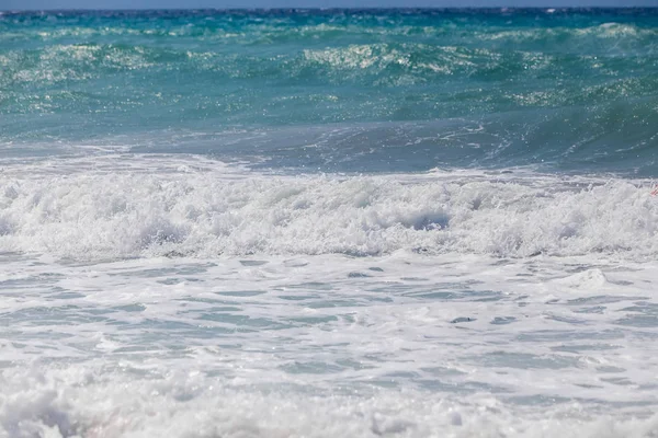 Κύματα της θάλασσας στην παραλία. Όμορφη Θαλασσογραφία — Φωτογραφία Αρχείου