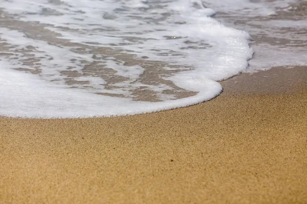 Волны ломаются на берегу — стоковое фото