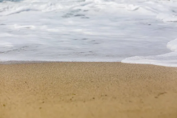 Olas rompiendo en la orilla —  Fotos de Stock