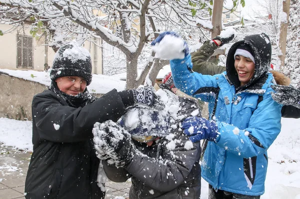 Boys and girls play with snowballs in Thessaloniki — Stock Photo, Image
