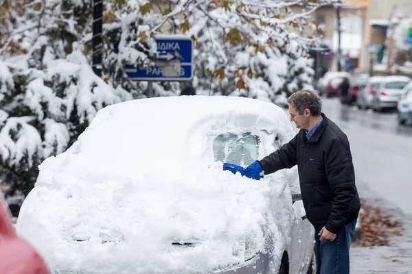 Man cleaning his car from the snow — Stock Photo, Image