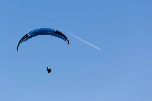 Jeden paragliding na obloze — Stock fotografie