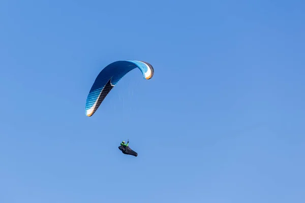 Un parapendio nel cielo — Foto Stock