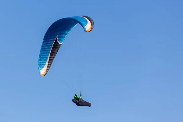 Ein Gleitschirm in den Himmel — Stockfoto