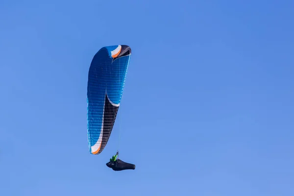 Un parapendio nel cielo — Foto Stock