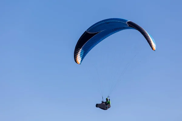 Jeden paragliding na obloze — Stock fotografie