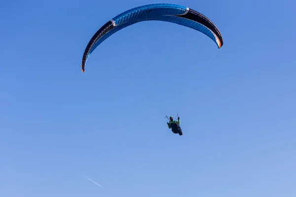 Jeden paragliding na obloze — Stock fotografie