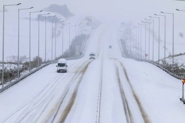 Zware sneeuwval op de nationale weg Thessaloniki naar Chalkidiki — Stockfoto