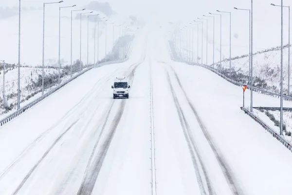 Zware sneeuwval op de nationale weg Thessaloniki naar Chalkidiki — Stockfoto