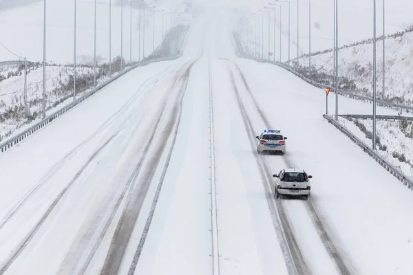 Zware sneeuwval op de nationale weg Thessaloniki naar Chalkidiki — Stockfoto