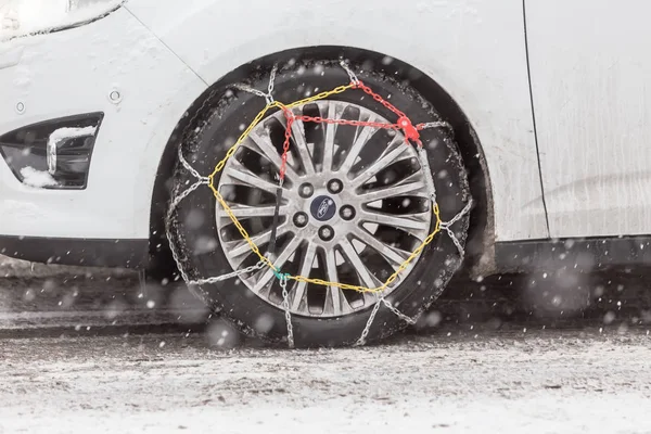 Fahrer versuchen, unter schwerem Atemschutz Ketten an ihren Reifen zu montieren — Stockfoto