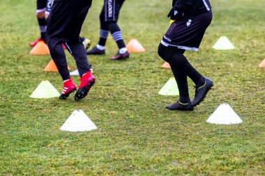 Paok oyuncular ve futbol antrenmanı ekipmanı metrelik 