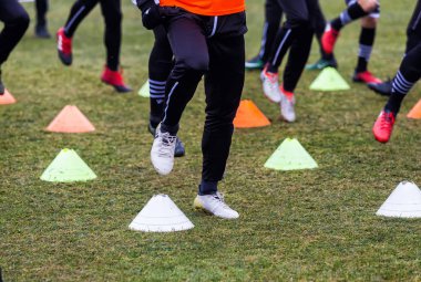 Paok oyuncular ve futbol antrenmanı ekipmanı metrelik 
