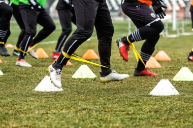 Paok oyuncular ve futbol antrenmanı ekipmanı metrelik 