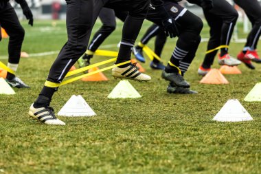 Paok oyuncular ve futbol antrenmanı ekipmanı metrelik 