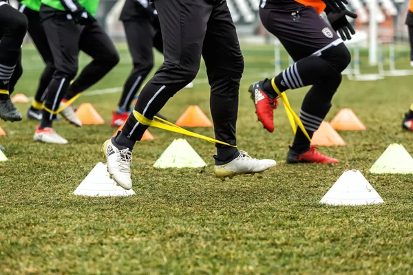 PAOK-pelaajien jalat ja jalkapalloharjoitusvälineet — kuvapankkivalokuva