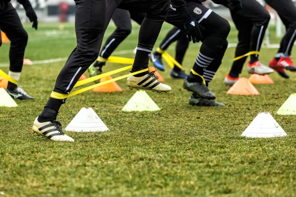 Les pieds des joueurs PAOK et du matériel d'entraînement au football — Photo