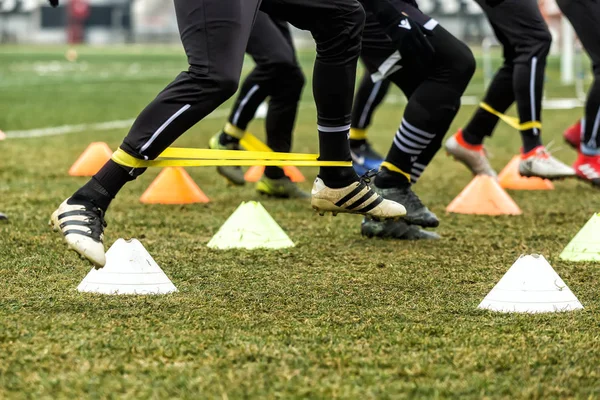 I piedi dei giocatori PAOK e le attrezzature per l'allenamento del calcio — Foto Stock