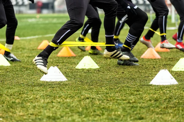 De voeten van Paok spelers en de apparatuur van de opleiding van de voetbal — Stockfoto