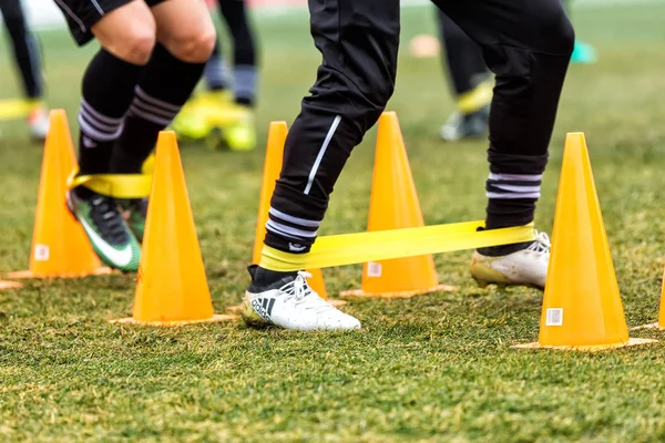 Les pieds des joueurs PAOK et du matériel d'entraînement au football — Photo