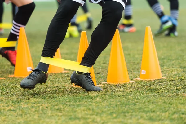 Die Füße von Paok-Spielern und Fußballtrainingsgeräte — Stockfoto