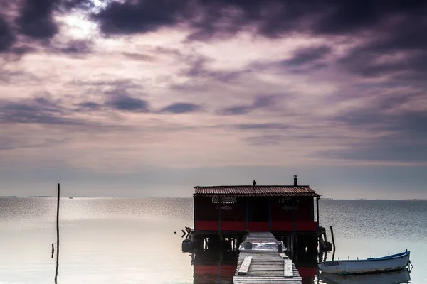 Lange blootstelling van magic sunrise en een houten hut. — Stockfoto