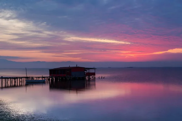 Lange blootstelling van magische zonsopgang boven de oceaan met een hut in de — Stockfoto