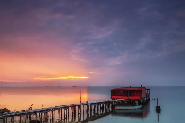 Lange blootstelling van magische zonsopgang boven de oceaan met een hut in de — Stockfoto