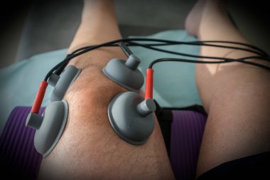 bir dizinden fizik tedavi uygulanan emme fincan