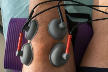 bir dizinden fizik tedavi uygulanan emme fincan