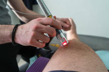 Lazer tedavisi ağrı tedavisinde kullanılan bir diz