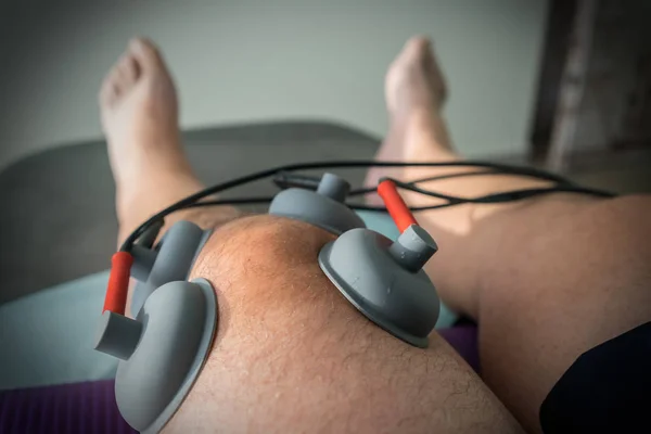 Sugkoppar som tillämpas på ett knä i sjukgymnastik — Stockfoto