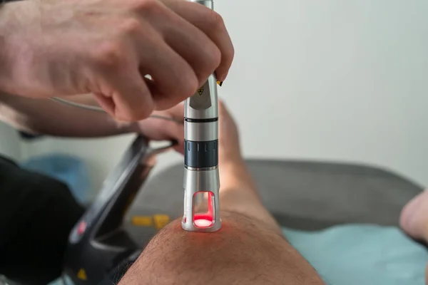 Laser therapy on a knee used to treat pain — Stock Photo, Image