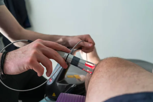 激光疗法用于治疗疼痛的膝盖上 — 图库照片